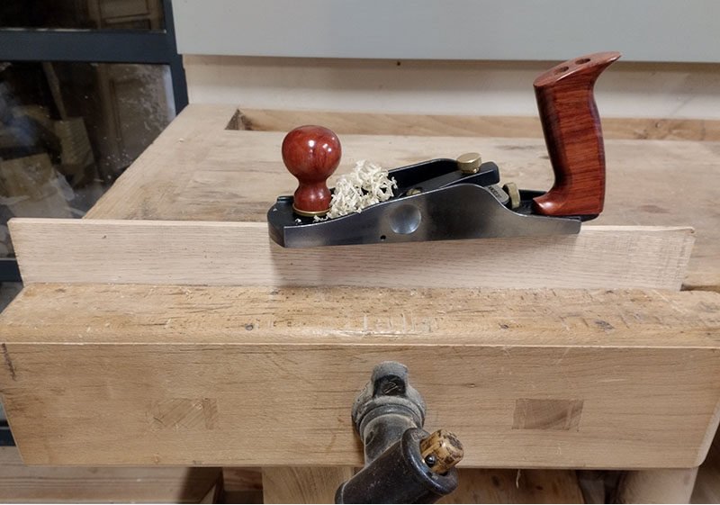 Dressage de la pièce servant de butée serrée dans la presse d’établi et dressée au rabot à replanir