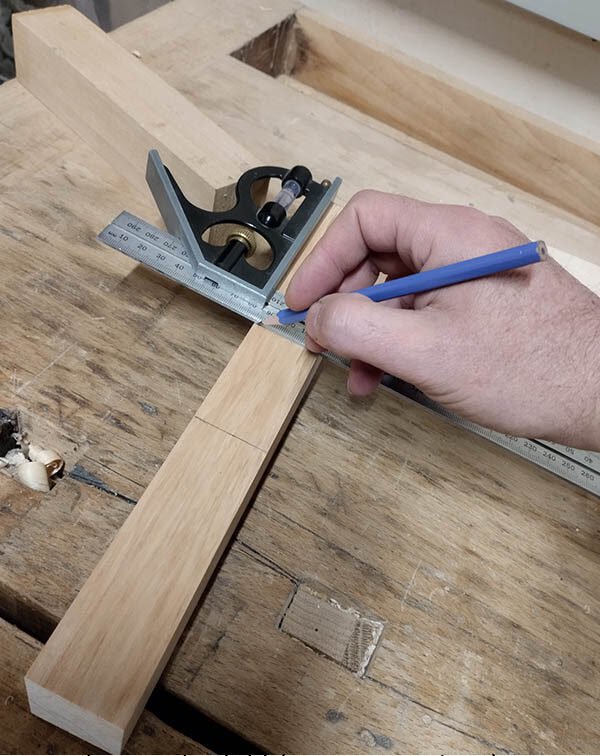 Report des repères d’entaille à l’équerre sur la pièce de bois