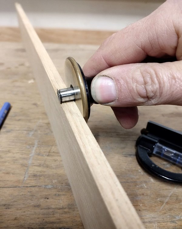 Réglage et utilisation d’un trusquin pour relever l’épaisseur de la pièce de butée