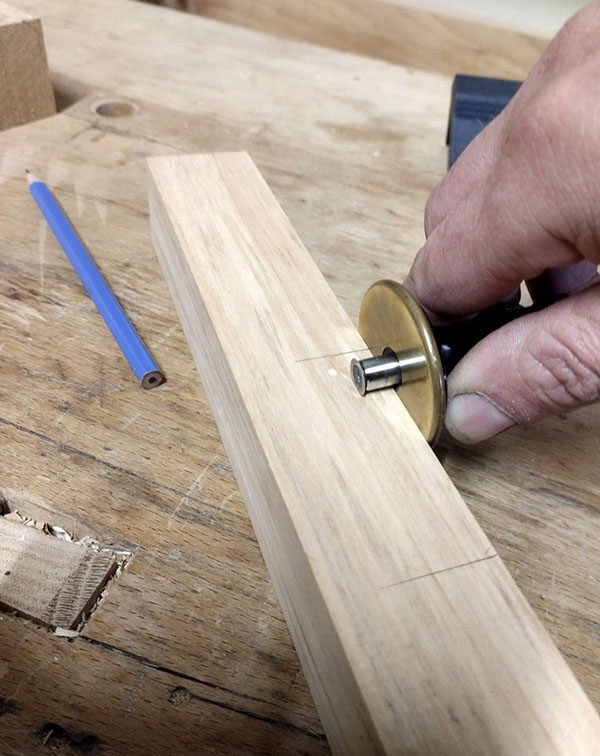 Traçage de la profondeur de l’entaille au trusquin sur la pièce serrée dans la presse