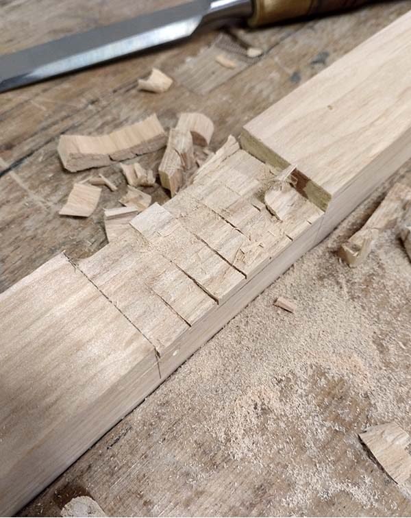 Pièce serrée dans la presse avec l’entaille dégrossie prête pour la finition.