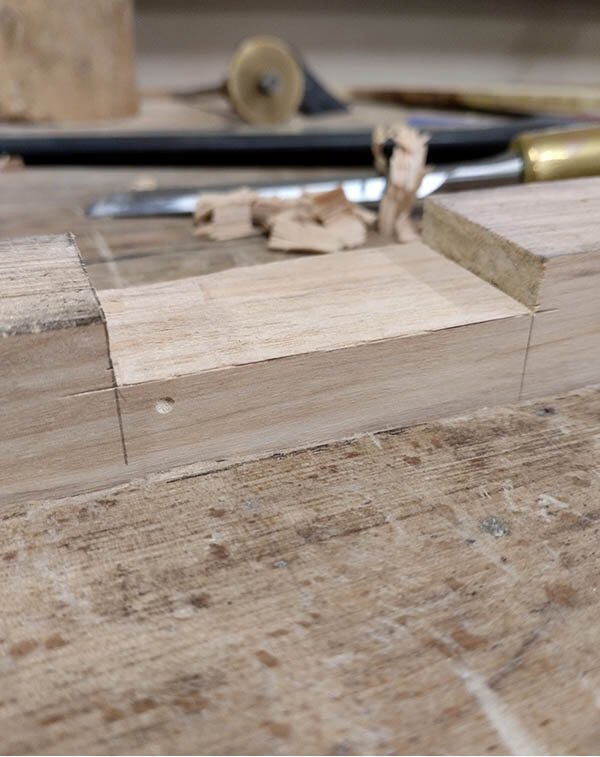 Entaille terminée dans la pièce de bois maintenue dans la presse