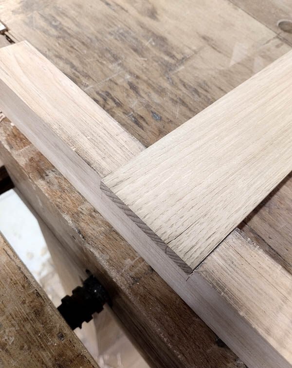 Vérification de l’ajustement de la butée insérée dans l’entaille de la pièce.