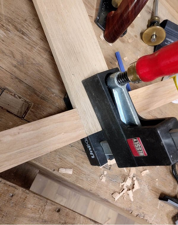 Collage et pressage des deux pièces de bois avec un serre-joint.