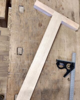 Butée de rabotage terminée posée à plat sur l’établi.