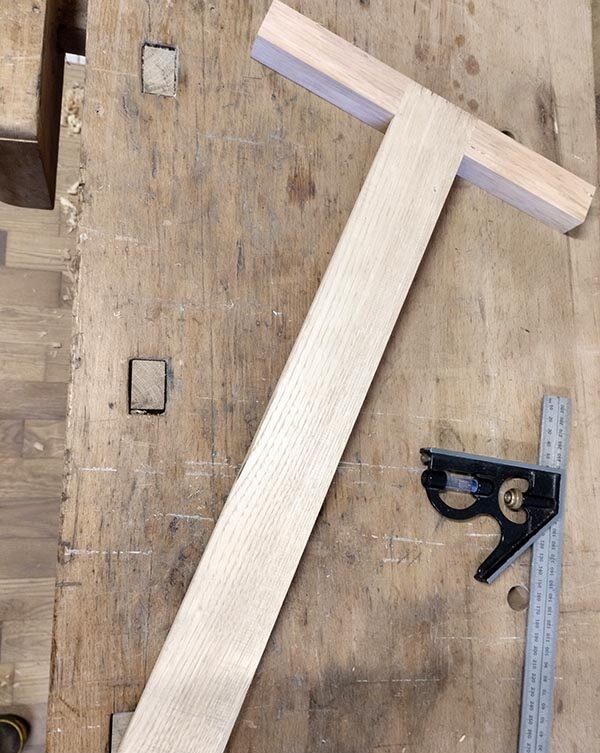 Butée de rabotage terminée posée à plat sur l’établi.