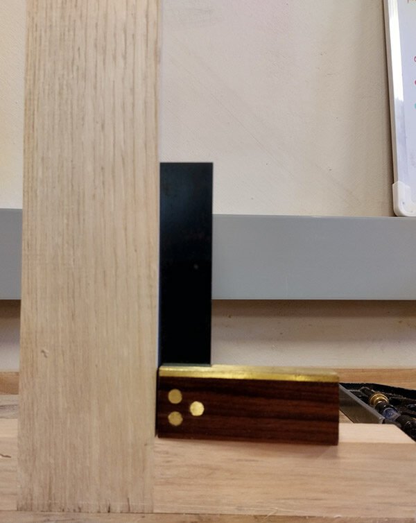 Vérification avec une équerre entre la butée de rabotage et la pièce pour contrôler l’angle droit.