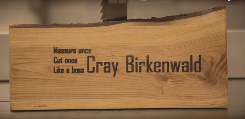 Logo de la chaîne YouTube de Cray Birkenwald, spécialisée dans la menuiserie et le travail du bois.