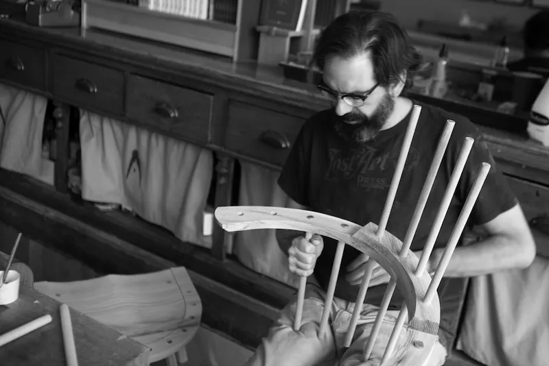 Christopher Schwarz, menuisier et éditeur de Lost Art Press, travaillant dans son atelier de Covington, Kentucky.