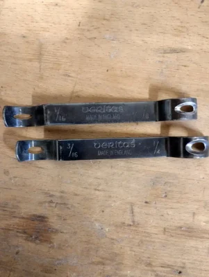 Gros plan sur les outils à arrondir Veritas posés sur l’établi, montrant les différents rayons gravés sur chaque outil.