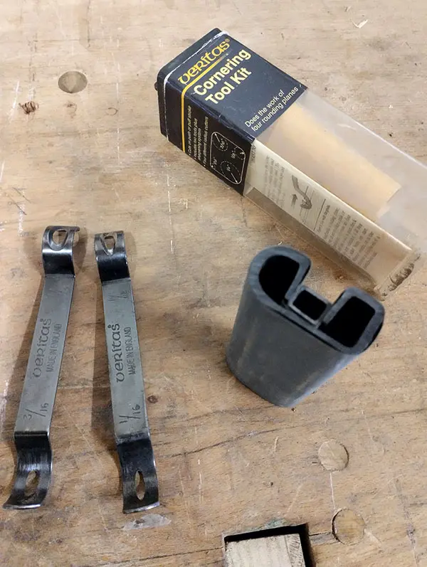 Kit des outils à arrondir Veritas présenté sur l’établi, comprenant les deux outils, le gabarit d’affûtage, le mode d’emploi et la boîte de rangement.